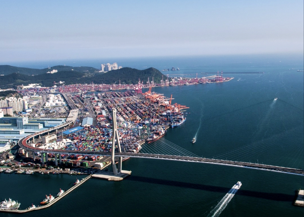 韩国8月信息通信技术（ICT）出口受人工智能（AI）投资扩大带动，逼近600亿美元，创历史新高。图为釜山港北港全景。图片来源：釜山港务公社