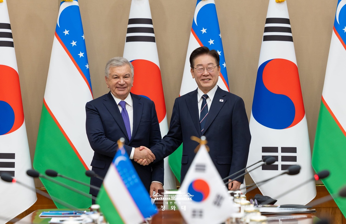 9月14日，韩国总统李在明在首尔钟路区青瓦台举行韩-乌兹别克斯坦扩大首脑会谈，与乌兹别克斯坦总统沙夫卡特&middot;米尔济约耶夫握手。图片来源：大韩民国青瓦台