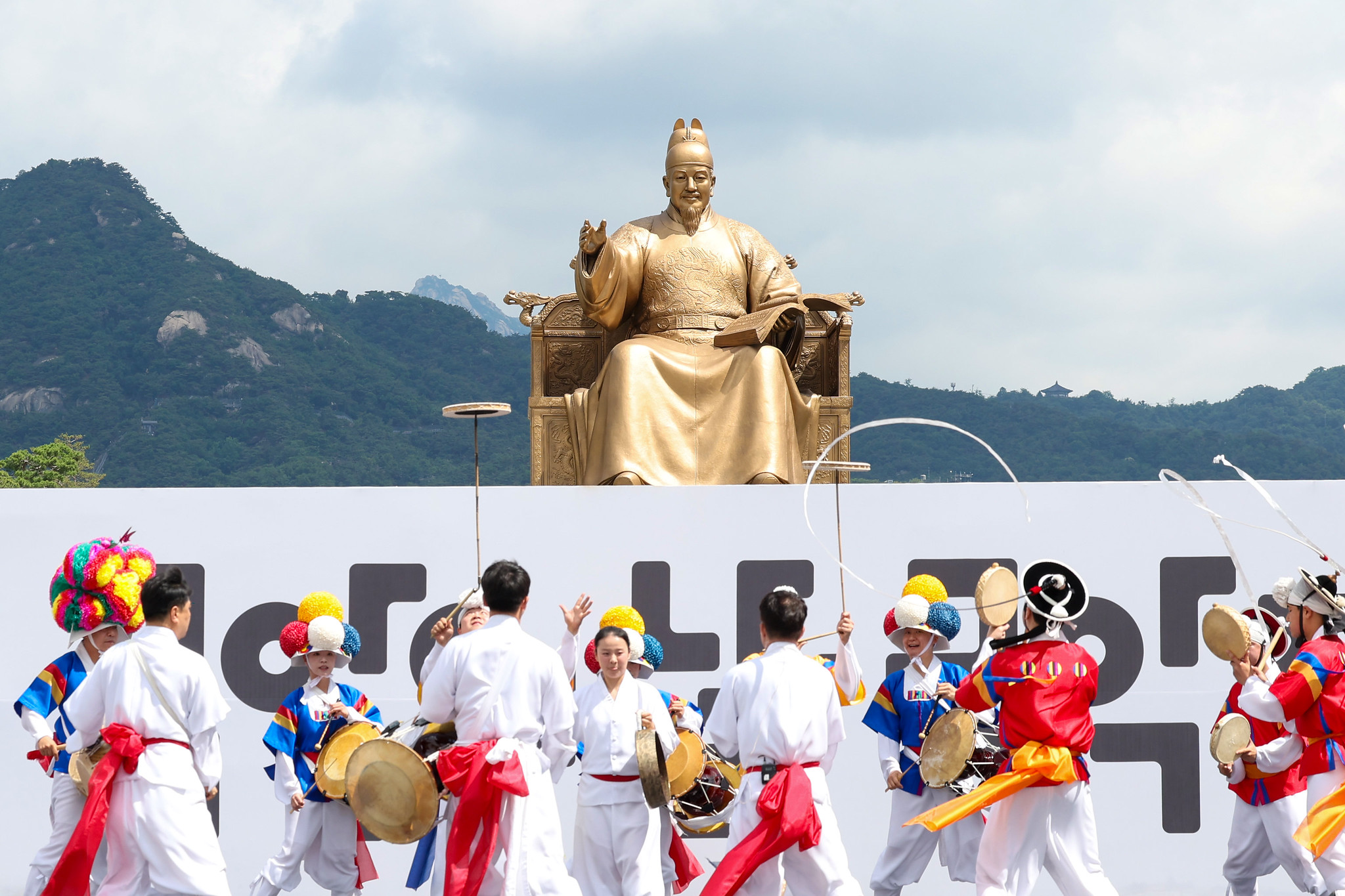 6月5日，在首尔钟路区光化门广场举行的&ldquo;阿里郎大庆典&rdquo;上，传统表演正在上演。图片来源：韩宣网DB