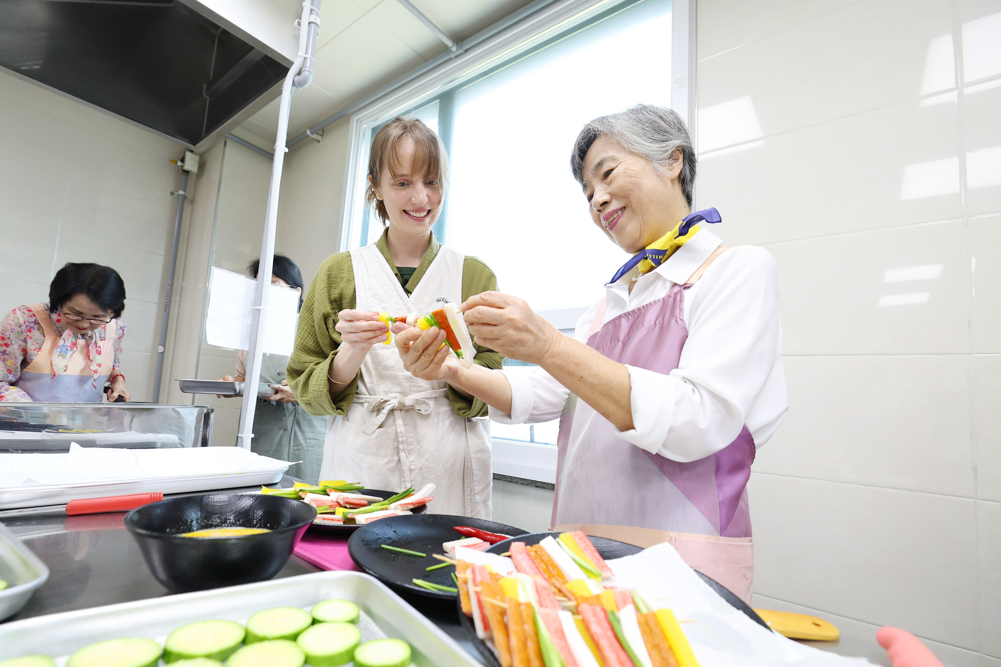 去年9月30日，在首尔龙山区龙山老人福利馆举行的中秋料理课堂上，外国居民与当地老年人一起制作节日食品。图片来源：韩宣网DB
