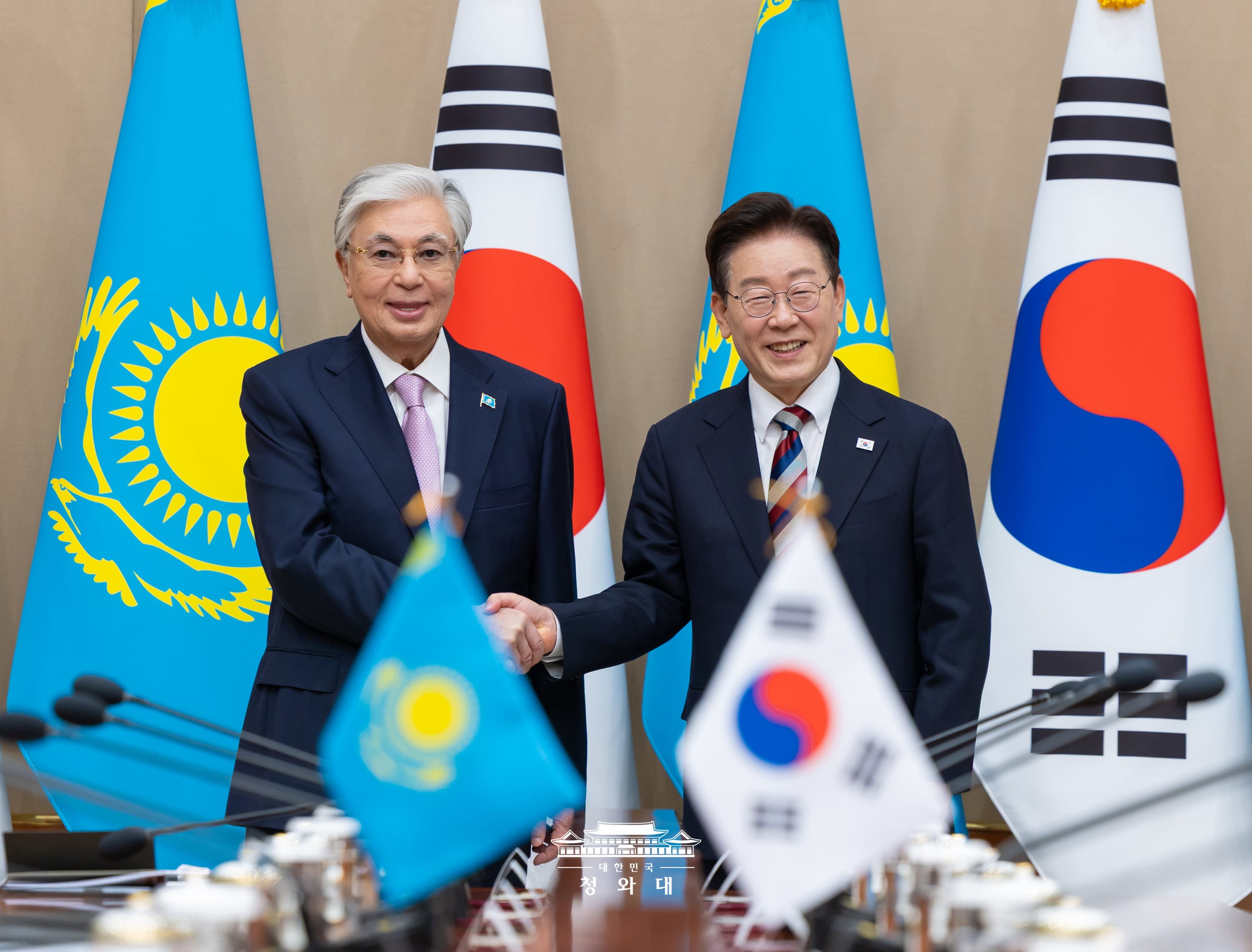 9月15日，韩国总统李在明与到访的哈萨克斯坦总统卡西姆若马尔特·克梅列维奇·托卡耶夫在首尔青瓦台举行首脑会谈之前合影留念。图片来源：大韩民国青瓦台