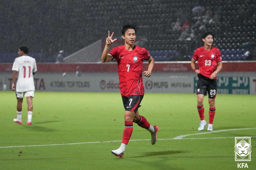 韩国男足9月15日在日本名古屋瑞穗公园橄榄球场举行的2026爱知&middot;名古屋亚运会小组赛D组首轮比赛中，以4比1战胜卡塔尔。图为上演帽子戏法后庆祝的严智星。图片来源：韩国足球协会