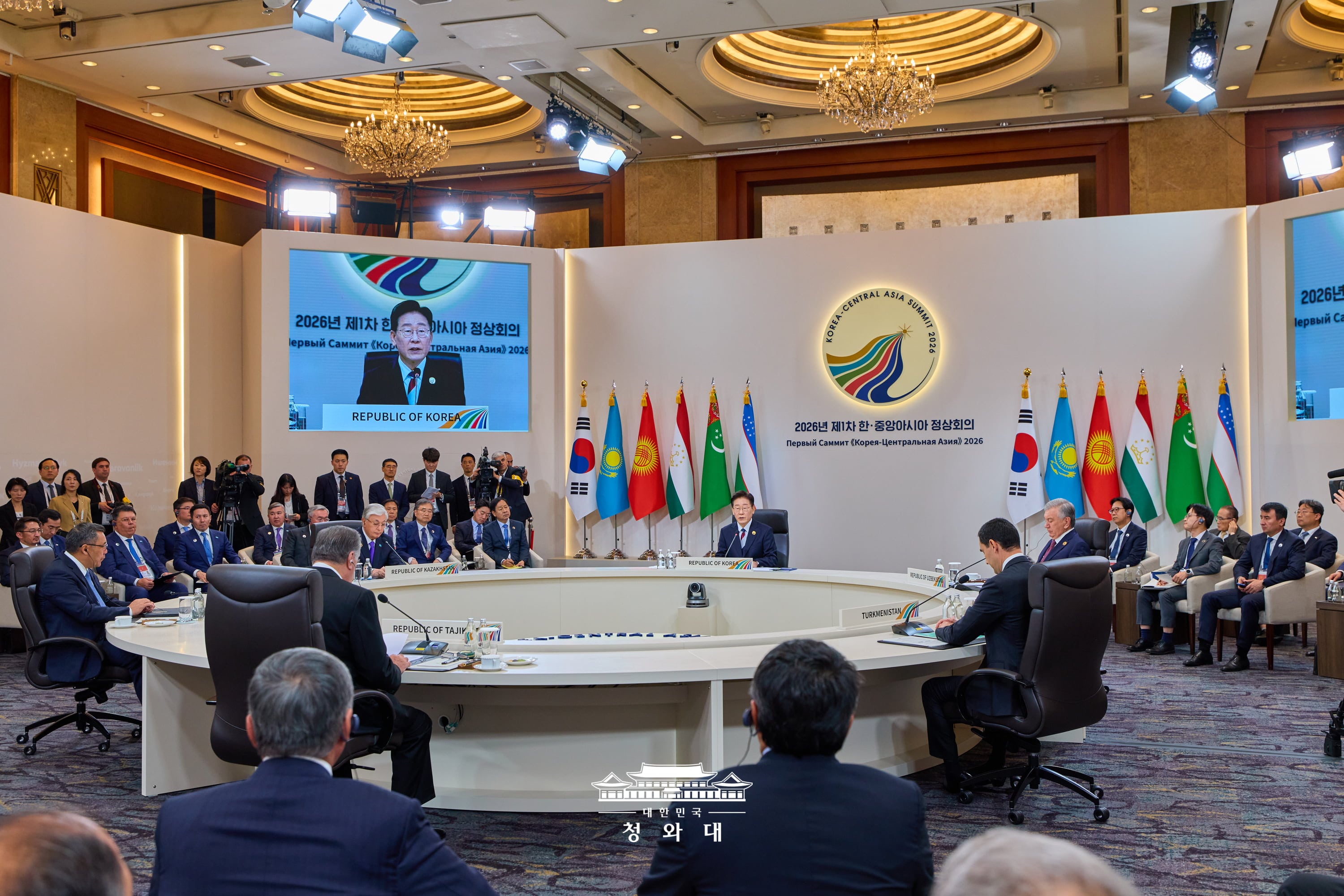 9月16日，韩国总统李在明在首尔举行的首届韩与中亚峰会上与中亚五国领导人举行会谈。图片来源：大韩民国青瓦台
