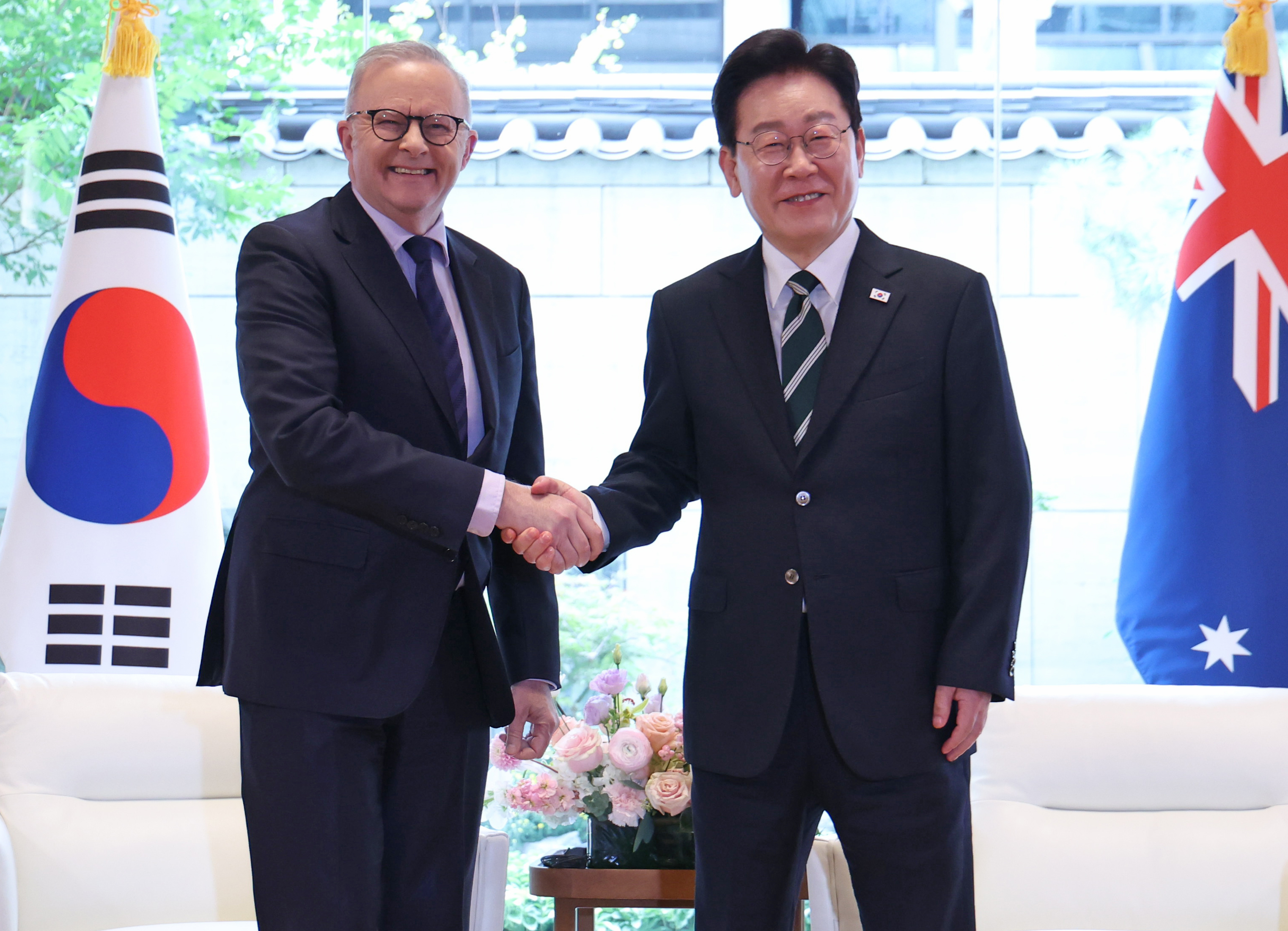 当地时间9月22日，韩国总统李在明（右）与澳大利亚总理安东尼&middot;阿尔巴尼斯在美国纽约联合国总部韩国代表团驻地半基文厅举行双边会谈前握手。图片来源：韩联社