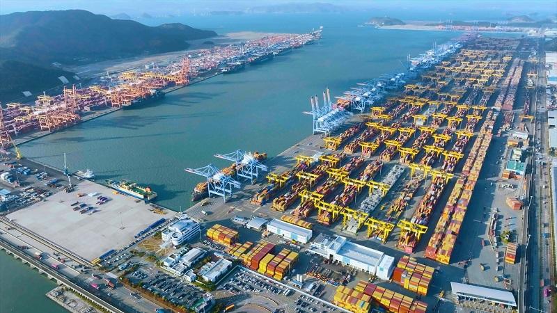 ▲ 한국 정부가 제안한 선상탄소포집장치(OCCS) 임시안전지침안이 국제해사기구(IMO)의 국제 안전기준 개발을 위한 기본 문서로 채택됐다. 사진은 상공에서 바라본 부산항 신항 전경. 부산항만공사