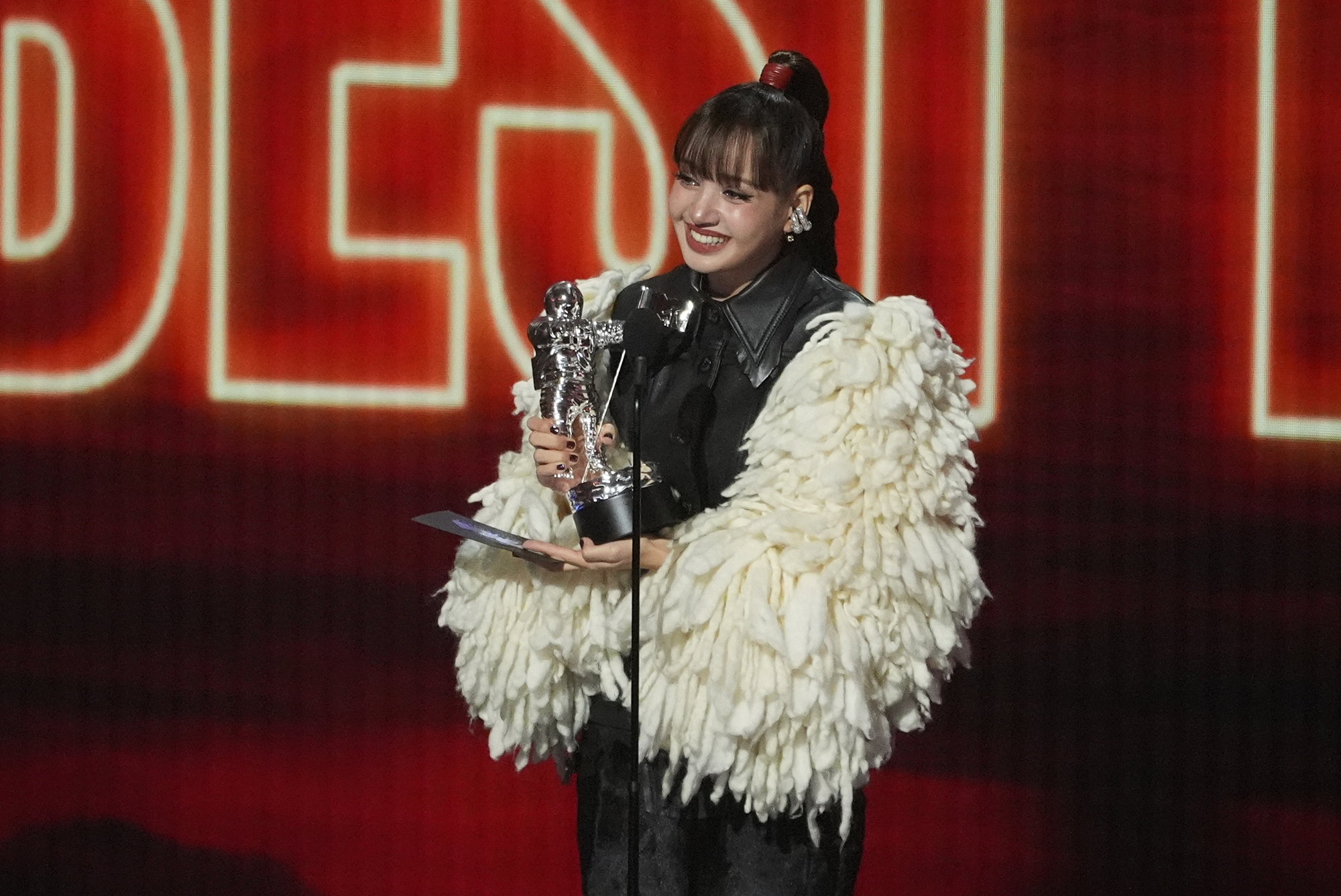 当地时间9月27日，在美国洛杉矶孔雀剧院举行的“2026MTV音乐录影带大奖”（VMA）颁奖典礼上，BLACKPINK成员LISA凭借专辑《Alter Ego》中的歌曲《Dream》荣获“最佳流行音乐奖”后，发表获奖感言。图片来源：韩联社