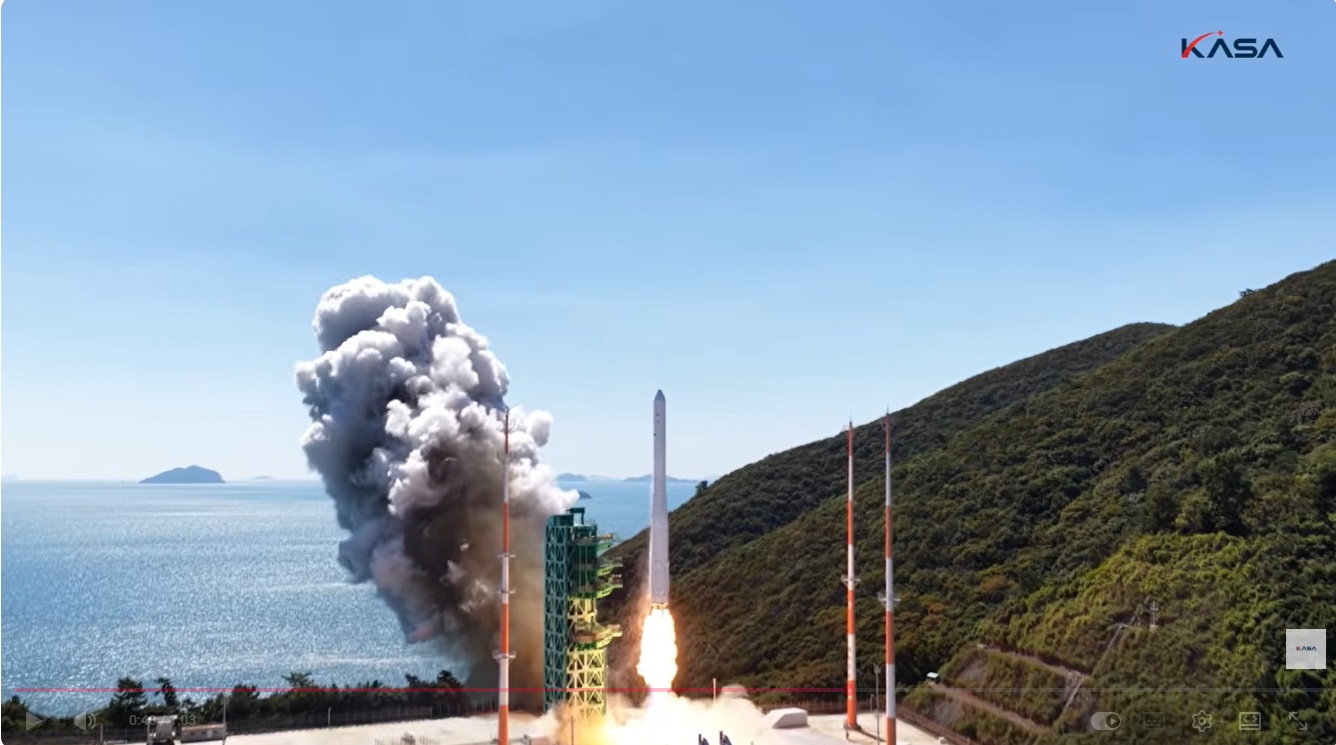 10月7日，韩国自研火箭&ldquo;世界号&rdquo;在全罗南道高兴郡罗老宇宙中心发射升空。图片来源：韩国宇宙航空厅YouTube视频截图