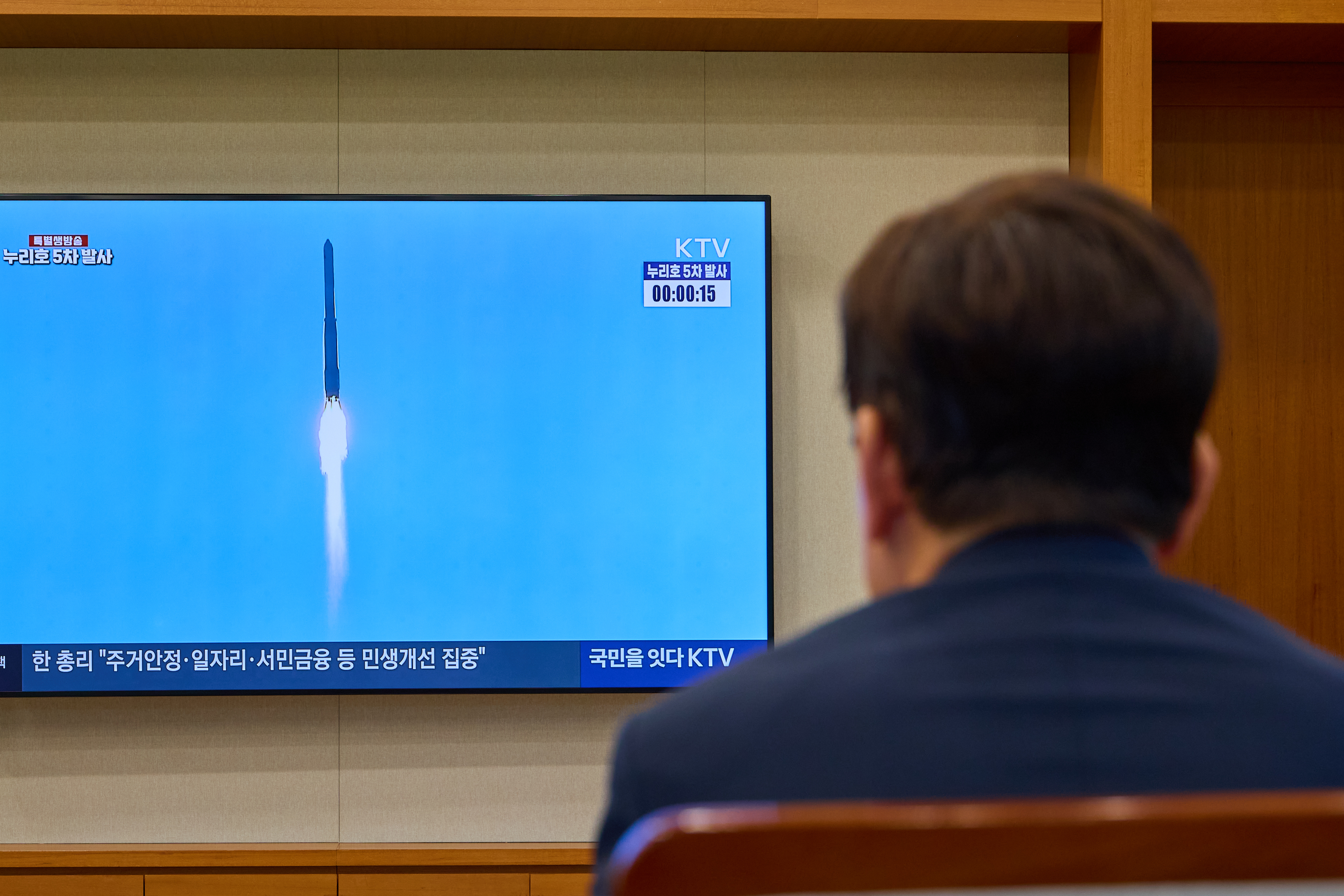 10月7日，韩国总统李在明在青瓦台办公室观看韩国自研火箭&ldquo;世界号&rdquo;第五次发射现场直播。图片来源：大韩民国青瓦台