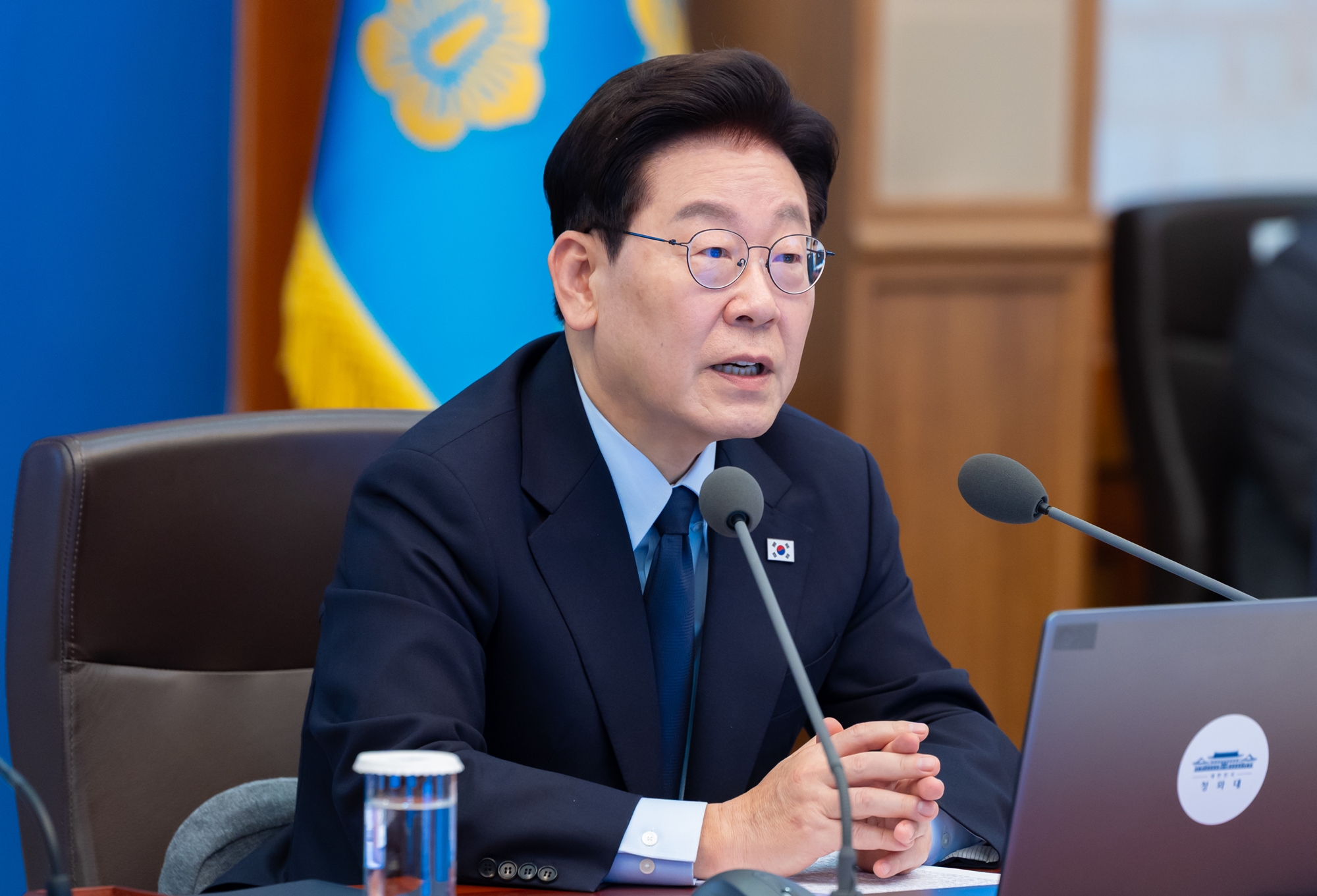 10月15日，韩国总统李在明在青瓦台主持召开第49次首席秘书和辅佐官会议。图片来源：大韩民国青瓦台