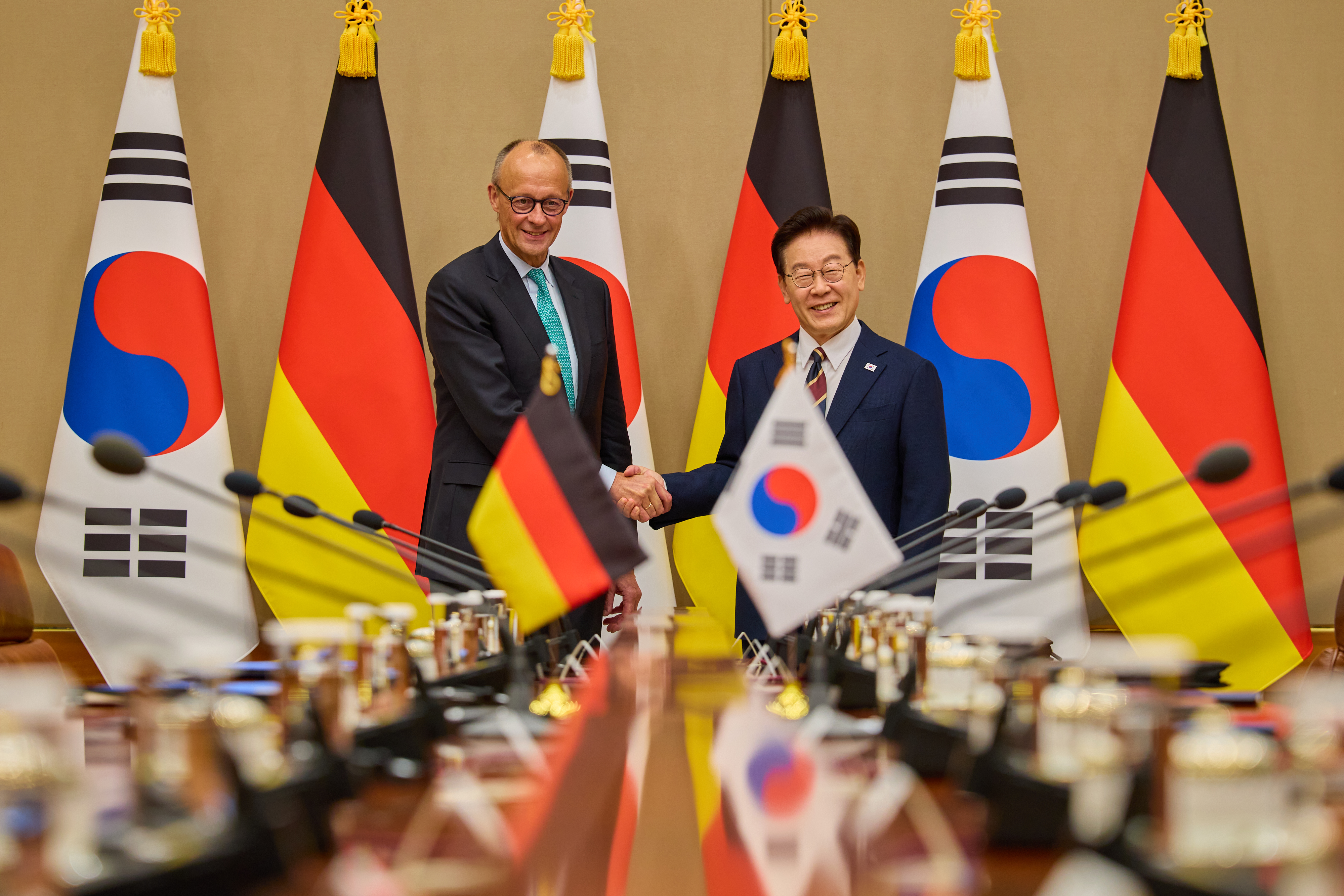 10月29日，韩国总统李在明（右）在青瓦台与德国总理弗里德里希&middot;默茨举行首脑会谈前握手合影。图片来源：大韩民国青瓦台