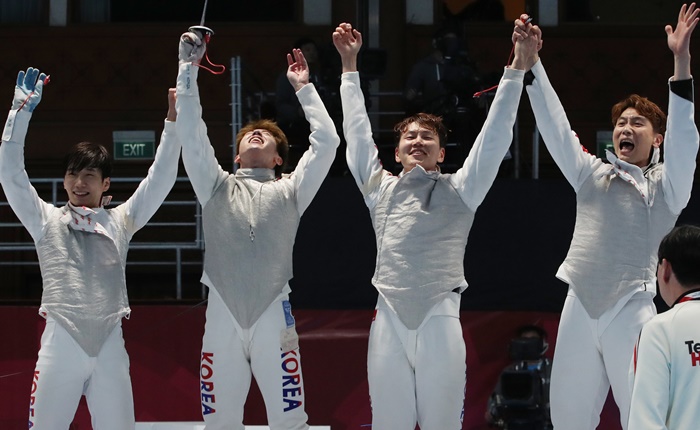 当地时间8月24日下午，在2018雅加达巨港亚运会男子花剑团体赛中，夺得金牌的韩国选手们正在欢呼。图片来源：韩联社