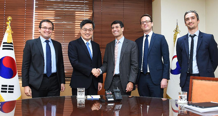 11月1日，韩副总理兼企划财政部长官金东兖在韩国中央政府世宗办公楼接见了国际评级机构惠誉国际年度协商团。图片来源：企划财政部