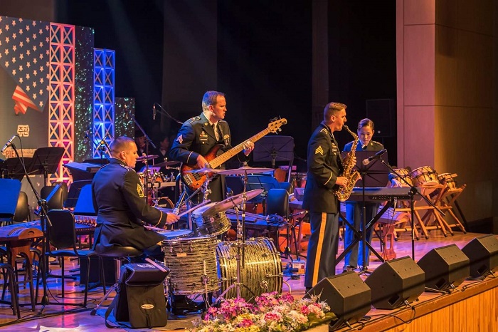 10月27日，在格里夫斯营地举行的“非军事区和平广场”活动上将登上舞台的美国第八军乐队。图片来源：文化体育观光部