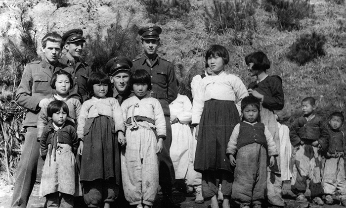 在“非军事区和平广场”活动上，中立国监督委员会(NNSC)将于27日至明年4月举行纪念停战65周年的“非军事区摄影展”。图片为展出的《前往波兰的朝鲜战争孤儿》。图片来源：文化体育观光部