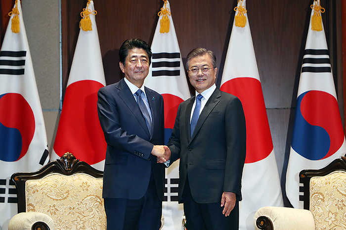 当地时间9月25日，韩国总统文在寅（右）与日本首相安倍晋三在纽约派克尔酒店举行首脑会晤前握手致意。图片来源：青瓦台