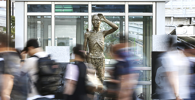 首尔龙山站广场上矗立的强征劳工者像。图片来源：韩宣网DB