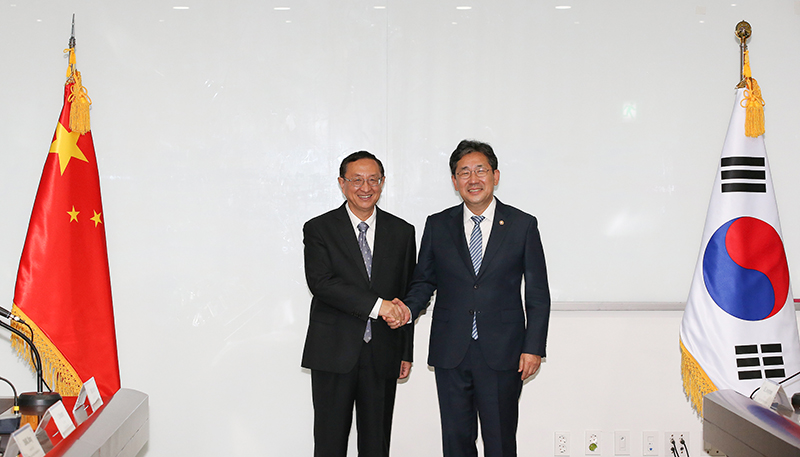 8月29日，2019韩中文化长官会议现场韩国文化体育观光部长官朴良雨（右）和中国文化和旅游部部长雒树刚合影留念 。图片来源：韩宣网DB