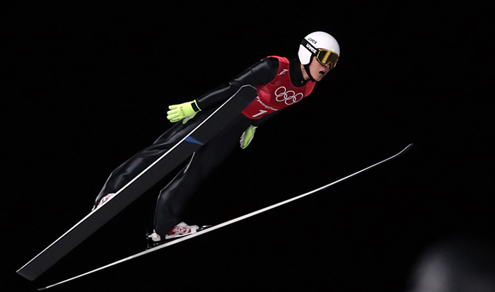 김현기가 19일 강원도 평창 알펜시아 스키점프센터에서 열린 2018평창올림픽 스키점프 남자 단체 예선전에서 비행하고 있다.