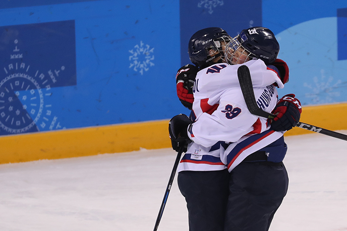 강원도 강릉시 관동하키센터에서 20일 열린 2018 평창동계올림픽 여자 아이스하키 7∼8위 순위 결정전 남북 단일팀 대 스웨덴 경기가 끝난 뒤 남측 최지연(왼쪽)과 북측 황충금이 경기 종료 후 포옹하며 서로를 격려하고 있다.