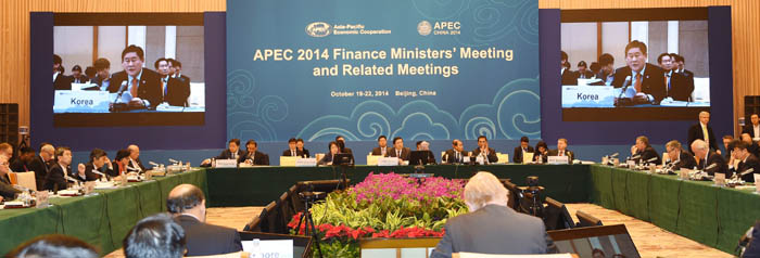 22일 중국 베이징 댜오위타이에서 열린 ‘제21차 아시아태평양경제협력체(APEC) 재무장관 회의’에서 21개국 APEC 재무장관들이 아시아, 태평양 지역 경제발전을 위한 협력방안을 논의하고 있다.