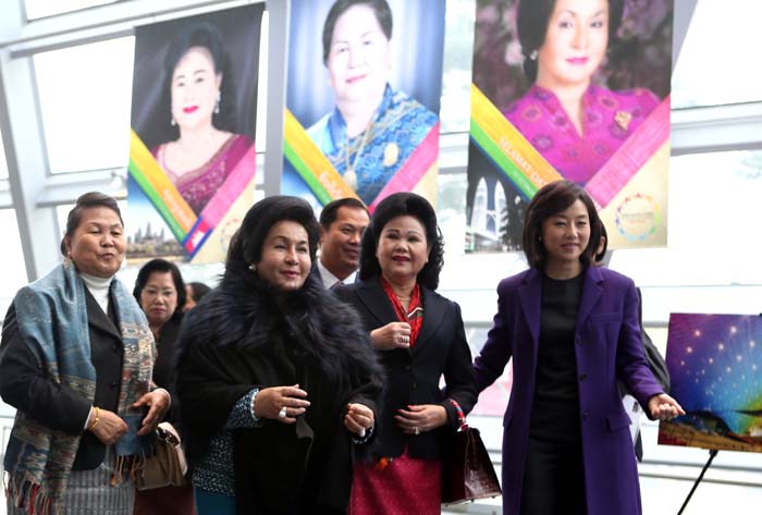 한•아세안 특별정상회의를 계기로 한국을 찾은 아세안 국가 영부인들이 12일 부산 ‘영화의전당’을 찾아 조윤선 청와대 정무수석(오른쪽)의 안내를 받으며 내부시설을 둘러보고 있다.