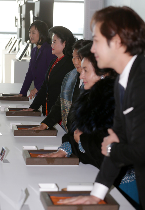 캄보디아, 라오스, 말레이시아 영부인들이 12일 부산시 해운대구 영화의전당에서 배우 장근석(오른쪽)과 함께 핸드프린팅을 하고 있다. 