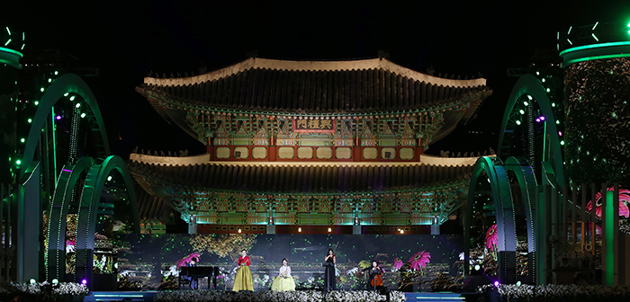 5일 경복궁 흥례문 광장에서 열린 ‘아리랑 대축제’ 무대에 오른 신지호 팝피아니스트가 ‘아리랑 변주곡’을 연주하고 있다. 