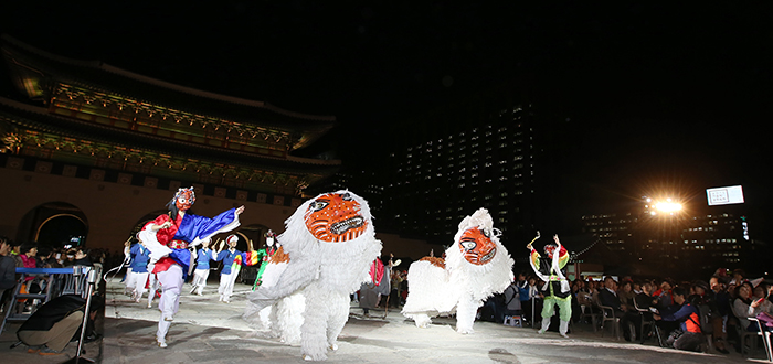 ‘아리랑 대축제’가 열린 5일 취타대가 축제의 시작을 알리고 있는 가운데 사물놀이패가 흥을 돋우고 있다. 