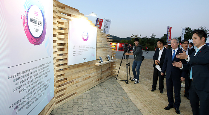 김종덕 문화체육관광부 장관이 5일 경복궁에서 아리랑 음원에 대한 설명을 듣고 있다. 