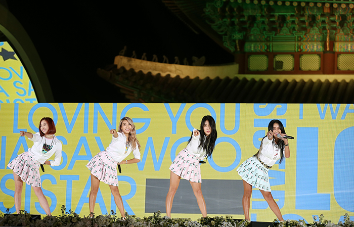 걸그룹 씨스타가 5일 ‘아리랑 대축제’ 무대에서 히트곡 ‘러빙유’를 부르고 있다. 