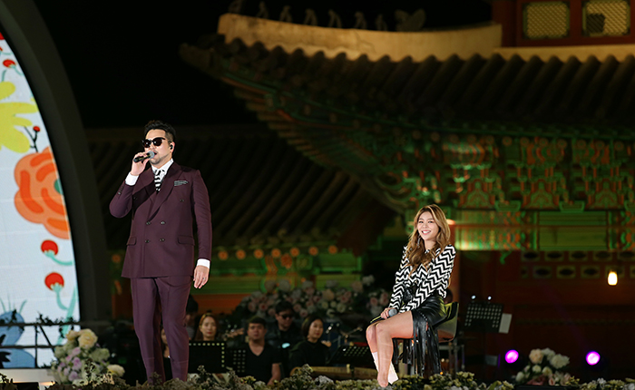 김태우와 에일리가 5일 ‘아리랑 대축제’에서 듀엣무대를 선보이고 있다. 부상으로 오른쪽 다리에 깁스한 에일리는 휠체어를 타고 무대에 올랐음에도 불구하고 폭발적인 가창력과 밝은 모습으로 관객들의 큰 박수를 받았다. 