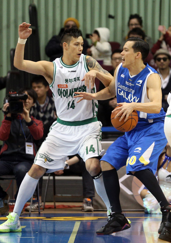 Lee Seung-joon (left) plays defense against his younger brother, Lee Dong-joon, during a March 2013 basketball game last season at Jamsil Indoor Stadium in Seoul. (Photo: Yonhap News) 