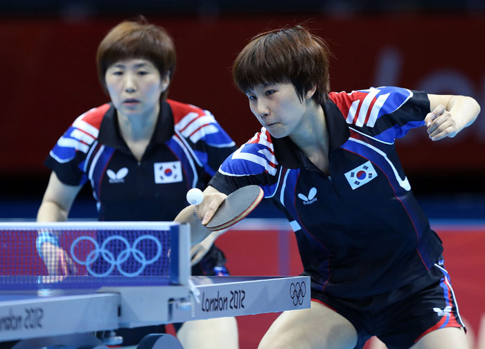 Dang Ye-seo (left) and Seok Ha-jung face off against the Singaporean team in the women’s doubles table tennis third place match at the London Excel Arena during the Summer Olympics in August 2012. (Photo: Yonhap News) 