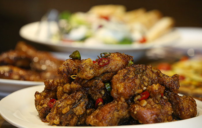 마늘, 파, 그리고 고추의 맛과 향이 어우러진 BBQ 치킨의 새로운 레시피 ‘빠리치킨’ 모습. 전한 기자 