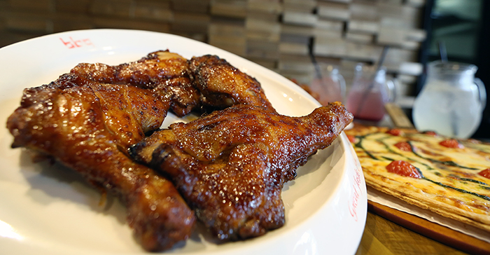 한국의 대표적인 치킨 프렌차이즈 가운데 하나인 BBQ 치킨은 현지화 전략으로 한국 치킨 맛의 세계화를 노리고 있다. 전한 기자