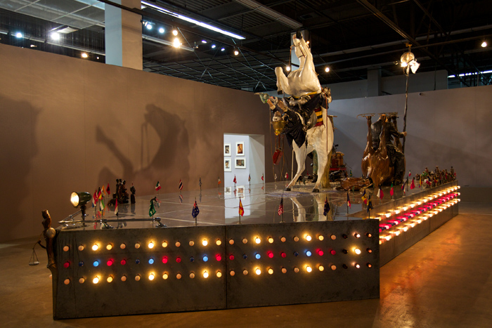 (위) 광주비엔날레 전시관 전면에 그려진 제러미 델러의 '무제'. (아래) 에드워드 키엔홀츠와 낸시 레딘 키엔홀츠의 작품 '오지만디아스 퍼레이드' (사진: 광주비엔날레) 