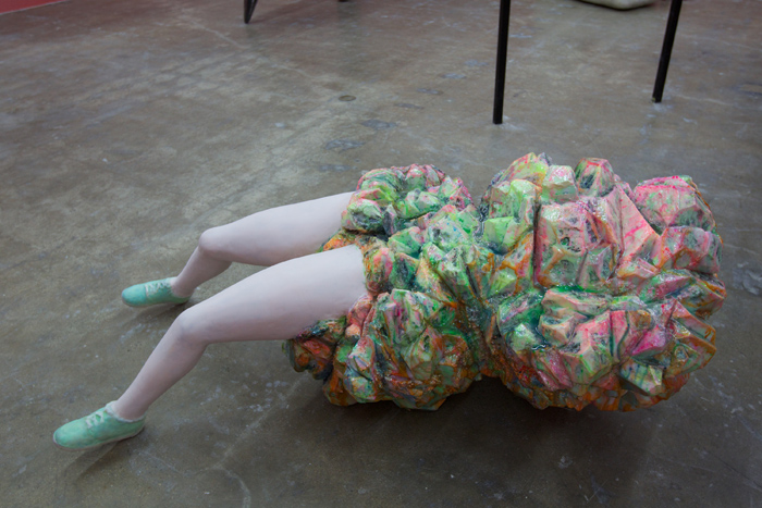 (위) 우르스 피셔의 '38E. 1st ST'. (아래) 나우푸스 라미레스 피구에로아의 '에렌디라를 위한 소품' (사진: 광주비엔날레) 