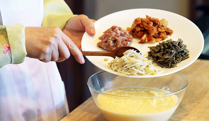 믹서에 갈은 녹두에 배추김치, 고사리, 돼지고기, 숙주를 다 섞는다.