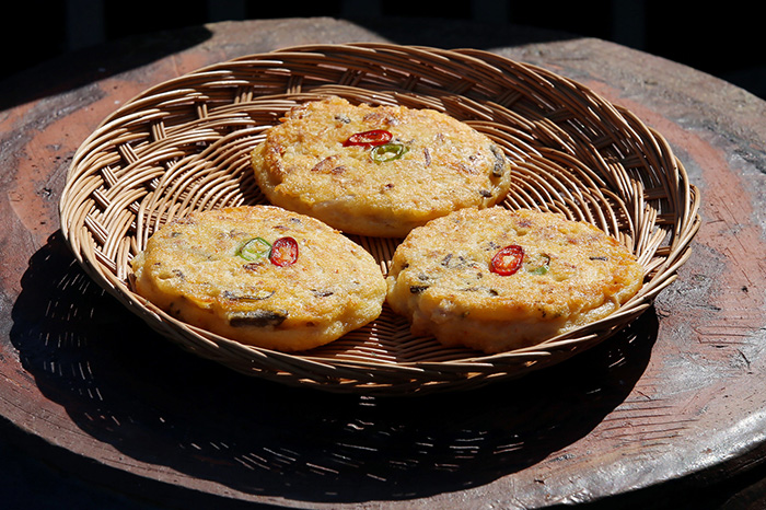 녹두 반죽에 김치, 돼지고기, 고사리, 숙주나물 등을 반죽하여 두툼하게 지져내는 빈대떡은 겨울 뿐만 큰 잔치에 빠지지 않는 음식이다.