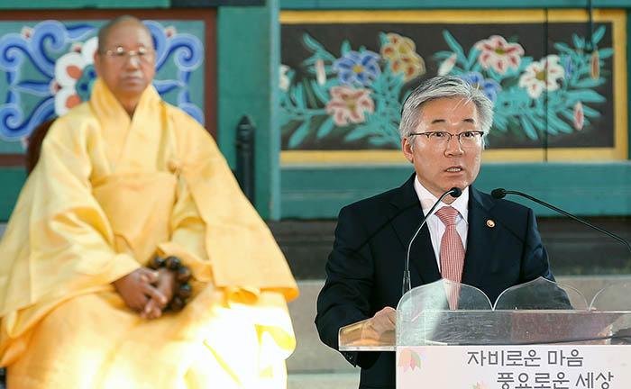 韩国文化体育观光部长官金钟德在佛诞节“奉祝法会主要仪式”上，代读朴槿惠总统的贺词。