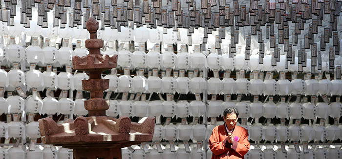 在举办佛诞节的首尔曹溪寺 “奉祝法会主要仪式”上，信徒们点燃蜡烛进行祈祷。
