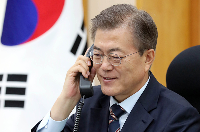 문재인 대통령이 7일 모하메드 빈 자이드 알 나흐얀 UAE왕세제와 정상 통화를 갖고 한∙UAE 간 협력 방안을 논의했다. 청와대