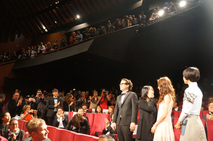 칸 국제영화제에서 영화 '도희야'의 상영이 끝난 후 관객들이 기립박수를 치고 있다. (사진: 무비꼴라쥬) 