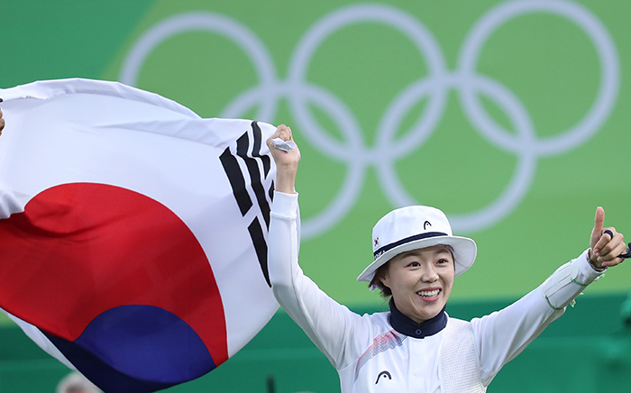 11일 ‘2016 리우올림픽’ 여자 양궁 개인전 정상에 오른 장혜진이 태극기를 들고 환호하고 있다.