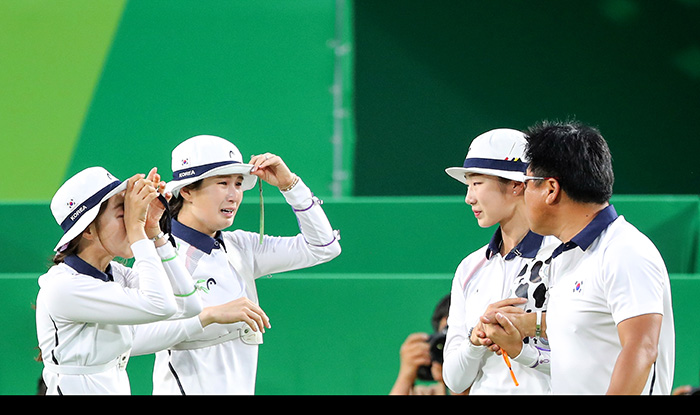 한국의 여자 양궁 3인방, 장혜진, 기보배, 최미선은 지난 7일 단체전 우승을 확정한 뒤에도 눈물을 감추지 못했다.