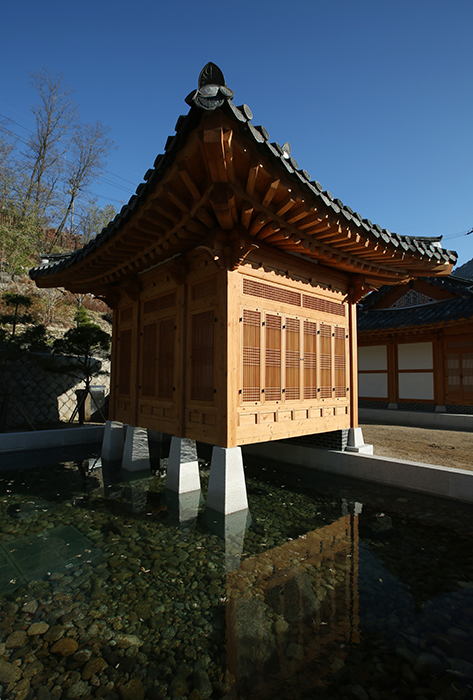 청운문학도서관은 인왕산과 북악산의 전경이 선사하는 자연의 아름다움을 느끼며 문학을 즐길 수 있는 최적의 조건을 갖춘 공간이다.