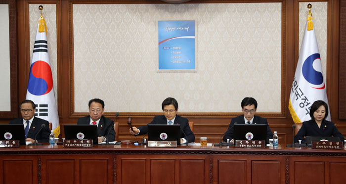 황교안 대통령 권한대행(가운데)이 9일 임시 국무회의를 주재하고 있다. 황 권한대행 이하 국무위원들은 흔들림없는 국정 운영과 빈틈없는 안보를 위한 정부의 의지를 강조했다. (사진: 전한 코리아넷 기자)