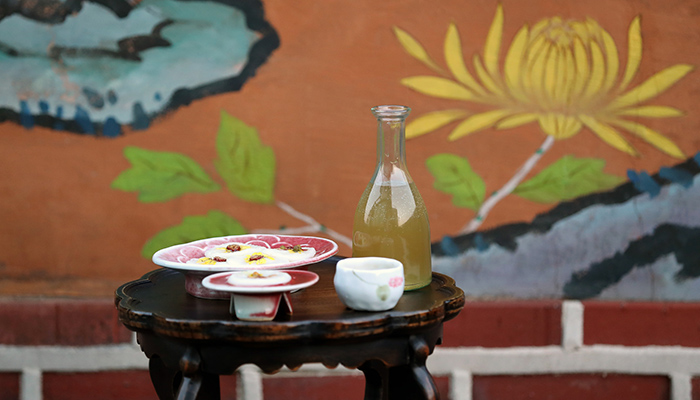 국화주는 국화전과 더불어 늦가을의 정취를 즐길 수 있는 한국의 절식이다.