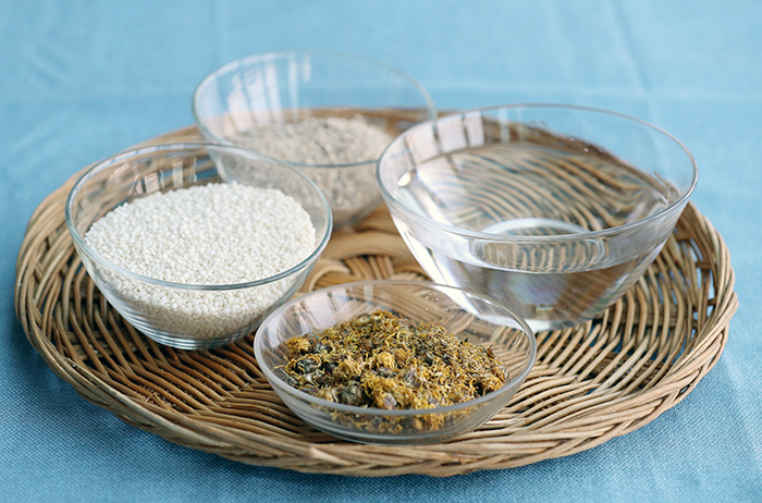 국화주의 주 재료인 말린 감국, 물, 찹쌀, 누룩.