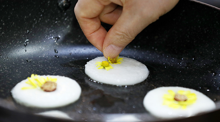 찹쌀가루로 만든 반죽 위에 감국 꽃잎과 대추 조각 등을 올려 모양을 낸다. 찹쌀 반죽을 부칠 때는 약불로 서서히 익히는 것이 좋다.